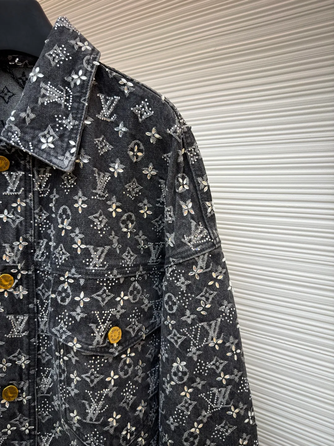 LOUIS VUITTON Presbyopia rhinestone jacquard denim jacket ●Original version: purchased and developed by 96009 ●Item number: 1681011-C55 ●Fabric: denim fabric ●Technology: jacquard rhinestone production ●Version: fitted version ●Weight: about 1475 grams ●Size: 46-48-50-52 ●Description: The fabric is sewn from denim, with a Monogram jacquard pattern printed all over, and diamond decorations using hot-drilling techniques to form the brand’s classic pattern. The waist is distressed and flocked leather, and the hardware is molded. The overall routing is straight and delicate, the fabric is comfortable and soft, and the color is consistent without color difference. It can be matched with the same style to create a fashionable look and control various occasions. Customized accessories, complete with three standards, the same style for men and women.